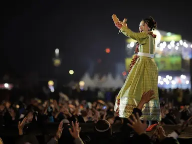 Dieng Culture Festival 2022 jadi momen manggung tak terlupakan bagi Andien. Pelantun “Moving On” dan “Pulang” menyapa penonton dengan baju empat lapis. Ini disampaikan Andien lewat Instagram Stories akhir pekan kemarin. Baju empat lapis bukan buat gaya-gayaan. Maklum suhu di Candi Arjuna Dieng mencapai 3 derajat Celsius. (Foto: Dok. Instagram @andienaisyah)