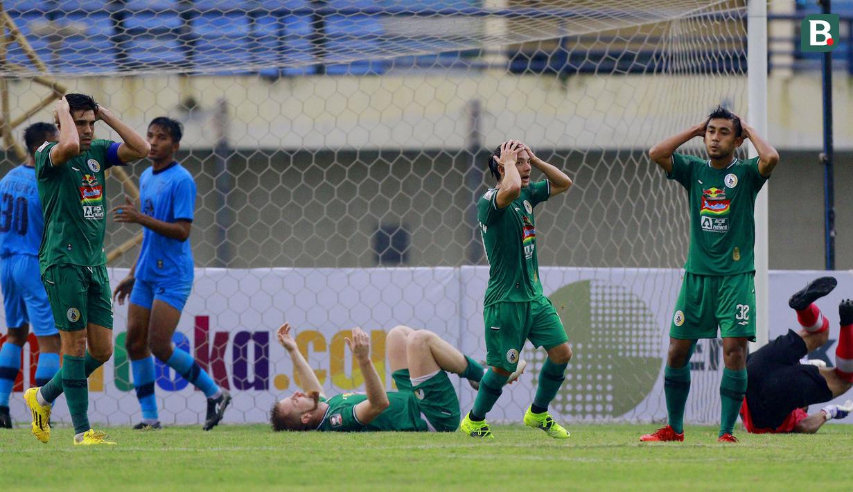 Para pemain PSS Sleman tampak kecewa usai gagal mencetak gol ke gawang Persela Lamongan dalam laga matchday ke-2 Grup C Piala Menpora 2021 di Stadion Si Jalak Harupat, Bandung, Minggu (28/3/2021). PSS Sleman bermain imbang 0-0 dengan Persela Lamongan. (Bola.com/M Iqbal Ichsan)