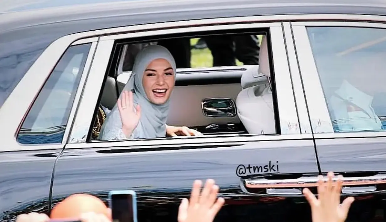 Anisha Rosnah lengkapi tampilan dengan hijab polos keabuan untuk imbangi outfitnya yang full tekstur [@anis.haikk]