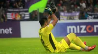 Dimas Galih Pratama, kiper Persik, mengalami kejang otot saat menghadapi Bhayangkara FC di Stadion Brawijaya, Kediri (6/3/2020). (Bola.com/Gatot Susetyo)