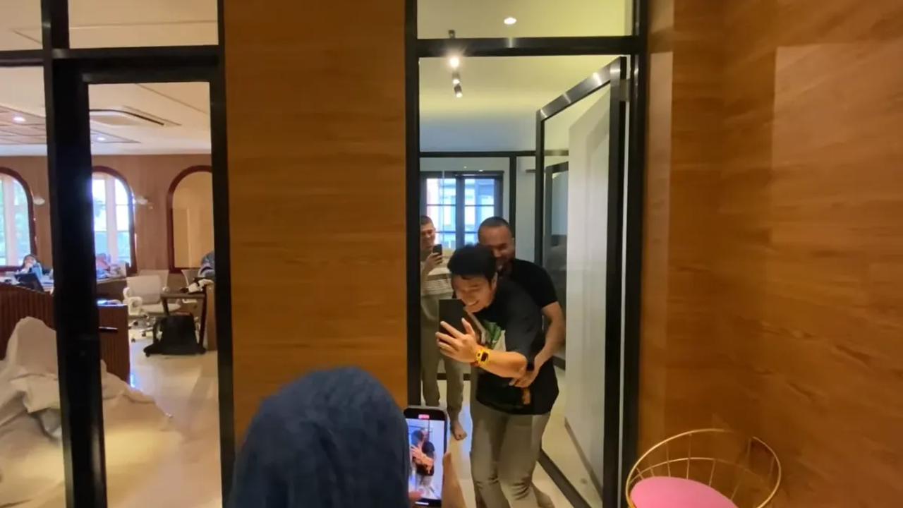 Dalam kesempatan tersebut, Aldi Taher juga bertemu dengan Teuku Wisnu. Keduanya saling bertegur sapa.