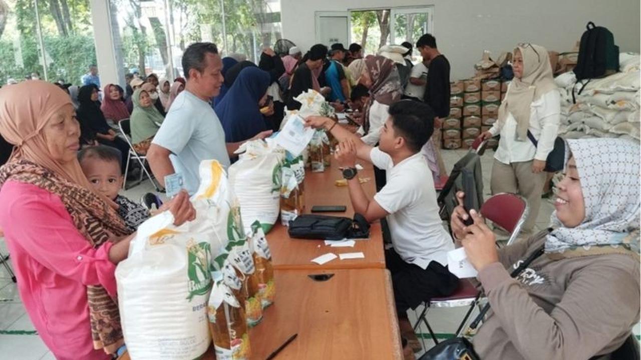 Bulog dan Kelurahan Salurkan Bantuan Sembako Kalideres untuk 500 Keluarga Rentan