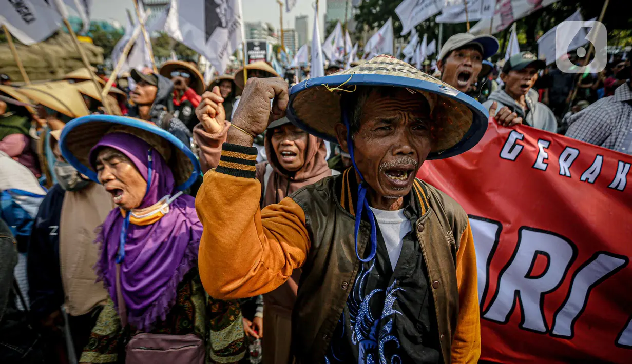 Tuntutan massa di antaranya mencabut omnibus law Undang-undang (UU) Cipta Kerja dan meminta pemerintah menurunkan harga beras, telur, dan sembako. (Liputan6.com/Faizal Fanani)