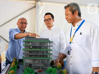 Ketua Umum Pengurus Koperasi Astra Pongki Pamungkas (kedua kiri) menjelaskan maket rancangan bangunan gedung baru Koperasi Astra usai peluncuran logo baru dan groundbreaking gedung baru Koperasi Astra di kawasan Cempaka Putih, Jakarta, Senin (28/10/2019). (Liputan6.com/Pool/Corcomm Astra)