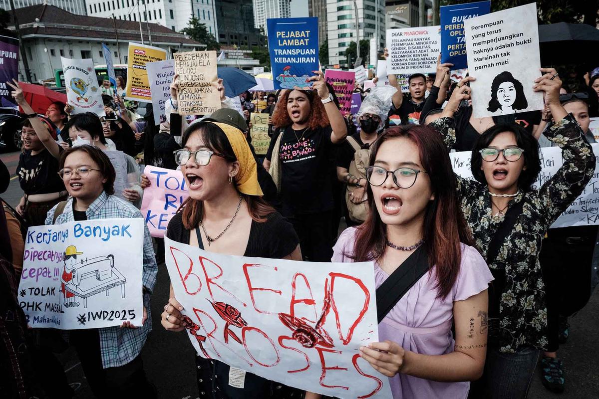 FOTO: Peringati Hari Perempuan Sedunia, Aktivis Perempuan Mengampanyekan Stop Kekerasan Terhadap Perempuan