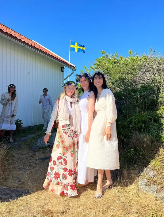 Di sisi lain, tak sedikit pula netizen yang dibuat terpana oleh kecantikan Raline Shah saat merayakan festival Midsommar. [Foto: IG/ralineshah].