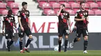 Para pemain Bayern Munich kecewa usai kebobolan gol kedua oleh FSV Mainz dalam laga lanjutan Liga Jerman 2020/2021 pekan ke-31 di Opel Arena, Mainz, Sabtu (24/4/2021). Bayern Munich kalah 1-2 dari FSV Mainz. (AP/dpa)