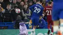 Pemain Chelsea, Kai Havertz, melepaskan tendangan saat melawan Liverpool pada laga Liga Inggris di Stadion Stamford Bridge, Rabu (5/4/2023). (AP Photo/Frank Augstein)