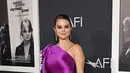 Selena Gomez berpose saat menghadiri pemutaran film "Selena Gomez: My Mind And Me" selama malam pembukaan AFI Fest 2022 di TCL Chinese Theatre di Hollywood, California pada 02 November 2022. Bintang muda itu juga memakai sepasang sepatu hak tinggi dengan ujung runcing. (Jon Kopaloff/Getty Images/AFP)