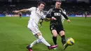 <p>Gelandang Real Madrid, Alvaro Odriozola berusaha mengumpan bola dari kawalan pemain Elche, Carlos Clerc selama pertandingan lanjutan La Liga Spanyol di stadion Santiago Bernabeu di Madrid, Spanyol, Kamis (16/2/2023). Pasukan Carlo Ancelotti ini kini menempati urutan kedua dengan margin 8 poin di bawah sang pemuncak, Barcelona. (AP Photo/Manu Fernandez)</p>
