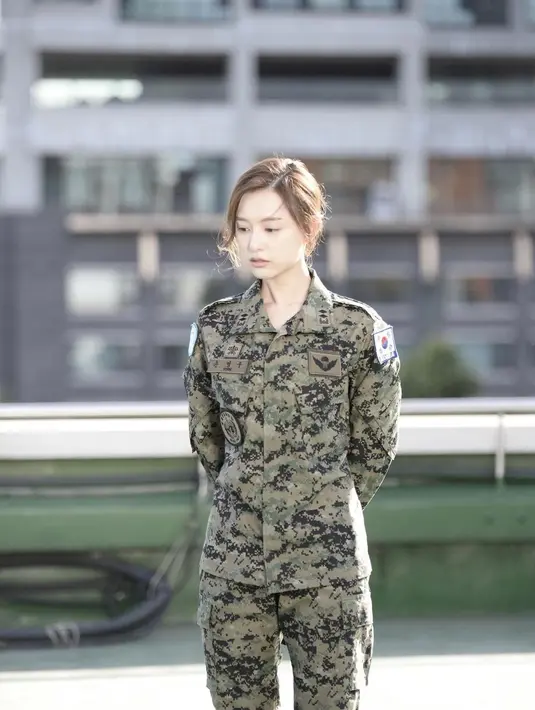 Melihat Kim Ji Won tampil beda dengan seragam tantara di drama Descendants of the Sun. Di sini, seragam tantara yang dikenakannya memiliki detail emblem bendera Korea Selatan di area lengan atas. [Foto: Instagram/geewonii]