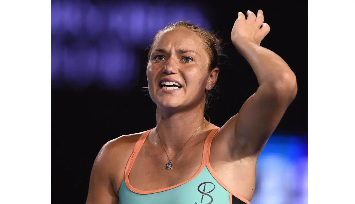 Petenis Ukraina, Kateryna Bondarenko terlihat kecewa setelah kehilangan point saat melawan petenis Swiss, Belinda Bencic pada hari ke-5 turnamen tenis Australian Open 2016  di Melbourne, Jumat (22/1/2016).  (AFP/Greg Wood)