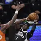 Tembakan guard Los Angeles Clippers Reggie Jackson (kanan) coba ditahan center Phoenix Suns Deandre Ayton pada game ketiga final wilayah Barat di Staples Center, Los Angeles, Jumat, 25 Juni 2021. (Photo AP/Mark J. Terrill)