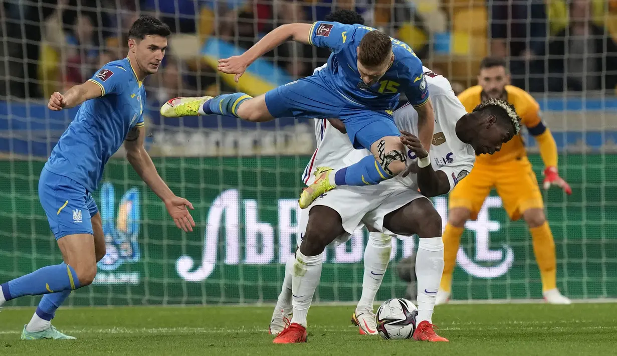Penyerang timnas Prancis, Paul Pogba berebut bola dengan gelandang timnas Ukraina Viktor Tsygankov dalam laga Kualifikasi Piala Dunia 2022 zona Eropa di NSK Olimpiyskiy, Minggu (5/9/2021) dinihari WIB. Prancis bermain imbang 1-1 dengan tuan rumah, Ukraina. (AP Photo/Efrem Lukatsky)