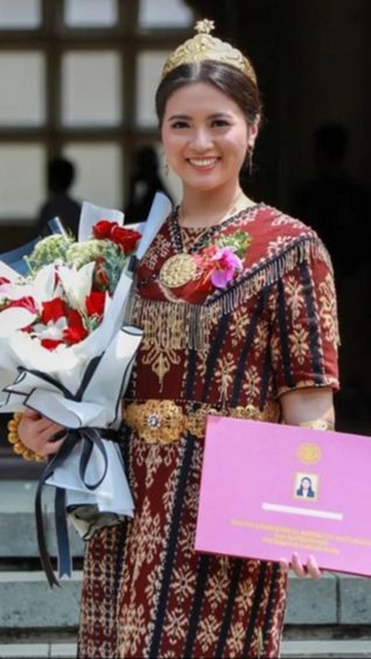 Dia resmi dilantik dan menjalani sumpah dokter pada tahun 2022 lalu. <br><br>Potret cantik Angela Perkasa saat menjalani sumpah dokter di UGM.