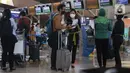 Penumpang melakukan "check-in" di Terminal 3 Bandara Internasional Soekarno Hatta, Banten, Selasa (1/3/2022). Mulai hari ini pemerintah memberlakukan aturan karantina selama tiga hari bagi Pelaku Perjalanan Luar Negeri (PPLN) yang sudah vaksinasi lengkap dan booster. (Liputan6.com/Angga Yuniar)
