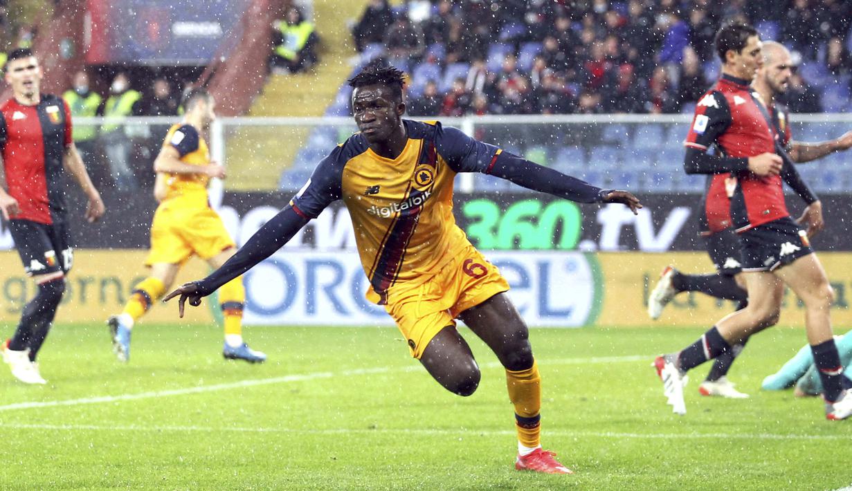 Felix Afena-Gyan memberikan kebahagiaan bagi fans AS Roma dengan dua gol yang dicetaknya ke gawang Genoa. Afena-Gyan juga menjadi pemain termuda yang mencetak brace di lima liga top Eropa musim 2021/2022. (AP/LaPresse/Tano Pecoraro)