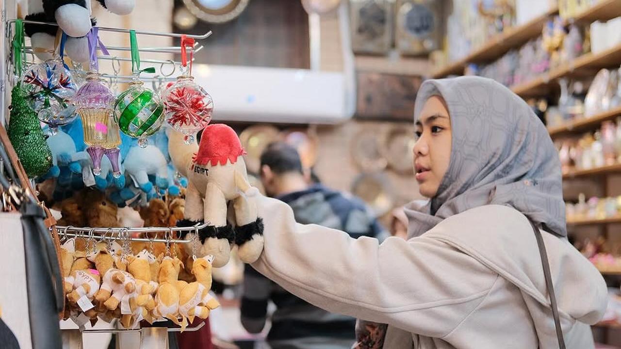 7 Potret Oki Setiana Dewi Asyik Belanja di Pasar Khan El Khalili Mesir, Penuh Antusiasme