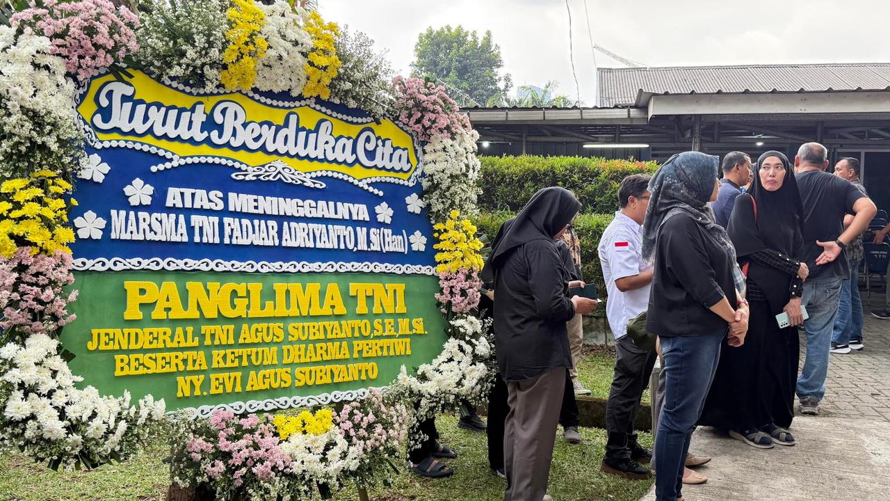 Karangan Bunga Penuhi Rumah Duka Marsma Fajar Adriyanto, Jenazah Tiba Disambut Isak Tangis