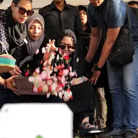 Pemakaman Ayahanda Anjasmara (Deki Prayoga/bintang.com)