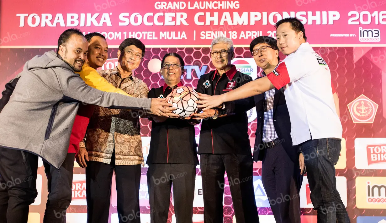 Direktur PT GTS, Joko Driyono, dan para sponsor meresmikan bergulirnya Torabika Soccer Championship 2016 presented by IM3 Ooreedoo di Hotel Mulia, Jakarta, Senin (18/4/2016). (Bola.com/Vitalis Yogi Trisna)