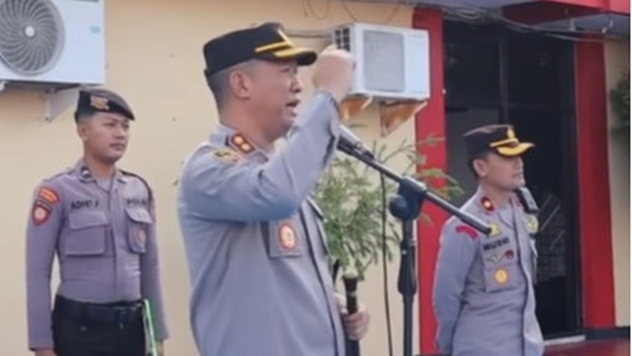 "Coba angkat tangan anggota saya yang sudah menikah. Nah, yang tadi angkat tangan. Coba ambil handphone, kamu tuliskan pesan paling romantis kepada suami atau istrimu. Waktunya satu menit, mulai sekarang,"