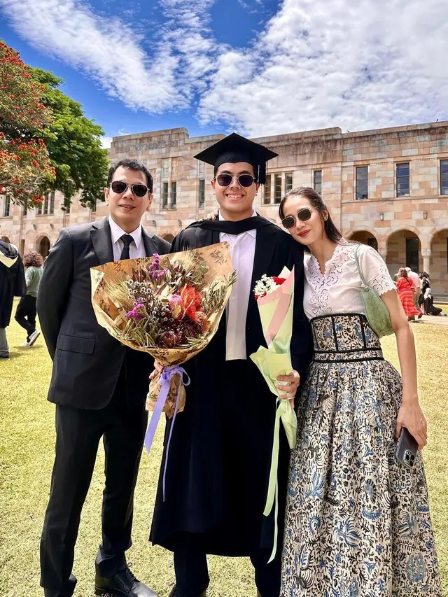 6 Persona Anggun Gista Putri Dibalut Kebaya dan Batik Saat Dampingi Sang Putra Wisuda di Australia