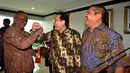Plt Ketua KPK Taufiquerachman Ruki (kiri) berjabat tangan dengan Ketua DPD RI Irman Gusman (tengah) usai menggelar pertemuan tertutup untuk membahas komitmen pemberantasan korupsi di Jakarta, Jumat (27/3/2015). (Liputan6.com/Andrian M Tunay)