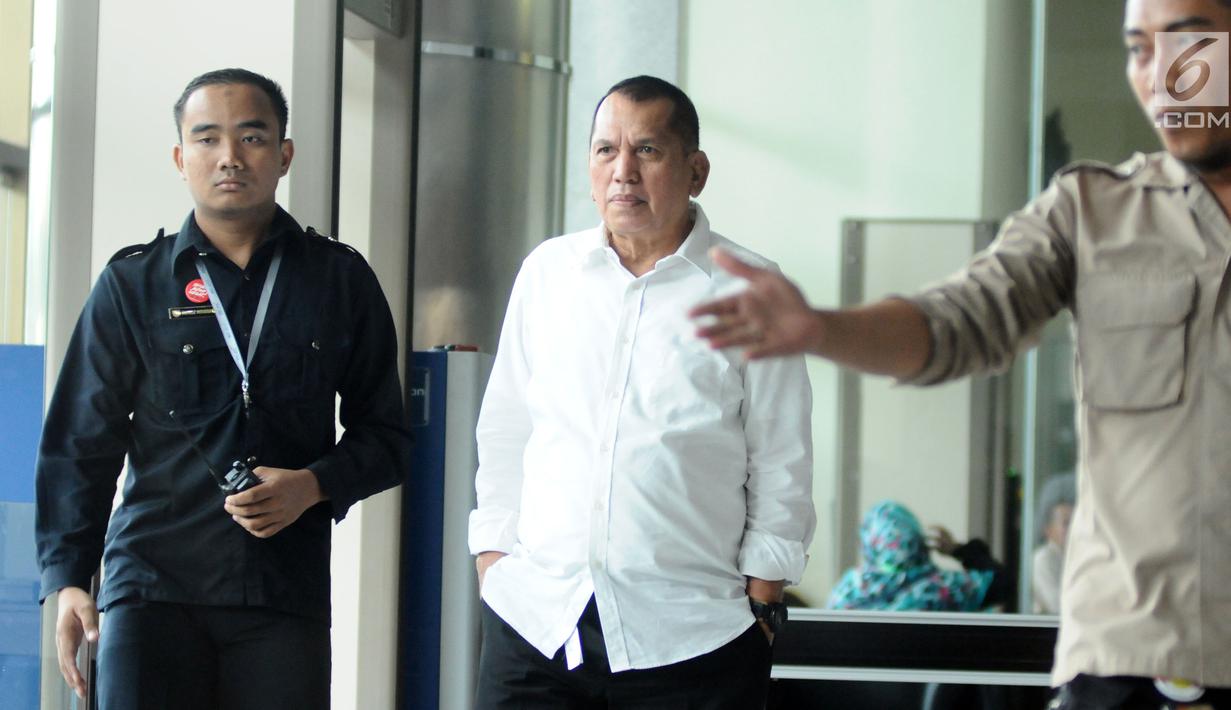 Anggota DPR RI, Chairuman Harahap (tengah) bersiap keluar gedung KPK usai diperiksa, Jakarta, Rabu (17/1). Chairuman diperiksa sebagai saksi dugaan korupsi proyek pengadaan e-KTP dengan tersangka Anang Sugiana Sudihardjo. (Liputan6.com/Helmi Fithriansyah)