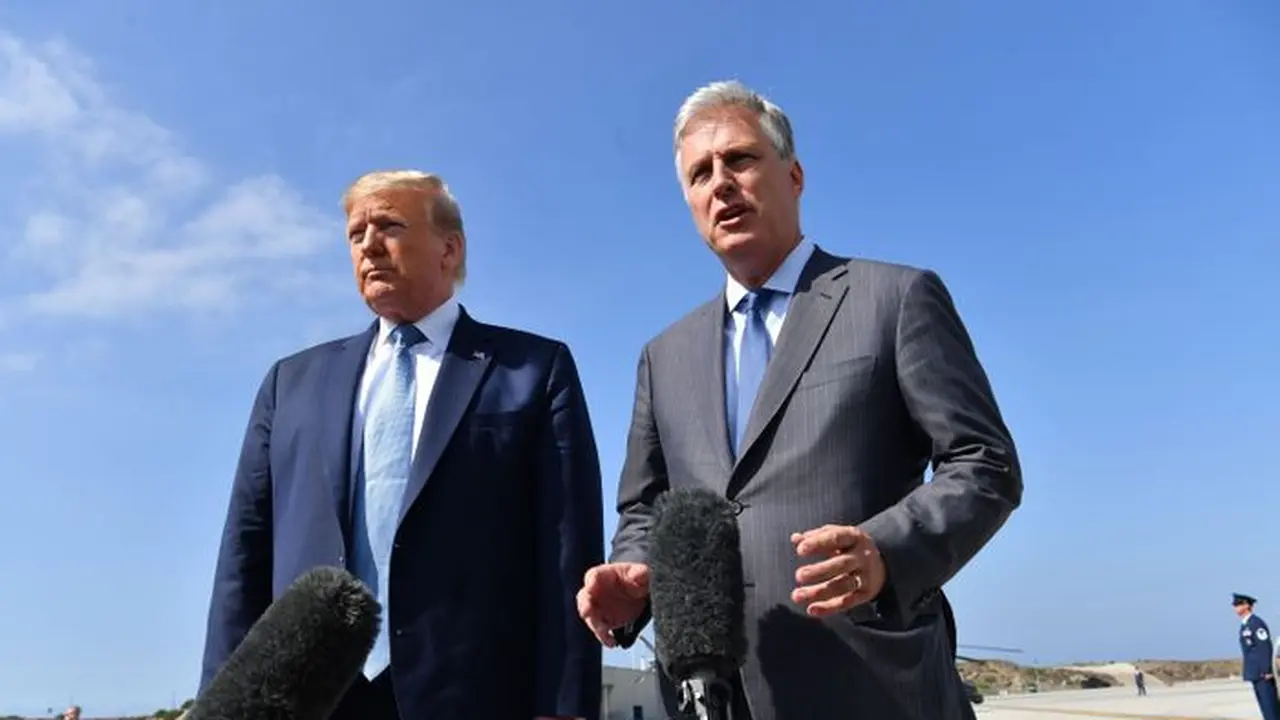 Donald Trump (kiri) bersama penasehat keamanan nasionalnya, Robert O'Brien (kanan).