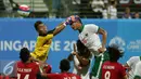 Penjaga gawang Myanmar U-23, Kyaw Zin Phyo (kiri) berusaha menahan sundulan Hansamu Yama Pranata (Indonesia) di penyisihan grup A Sea Games 2015 di Stadion Jalan Besar, Singapura, Selasa (2/6/2015). Indonesia kalah 4-2. (Liputan6.com/Helmi Fithriansyah)