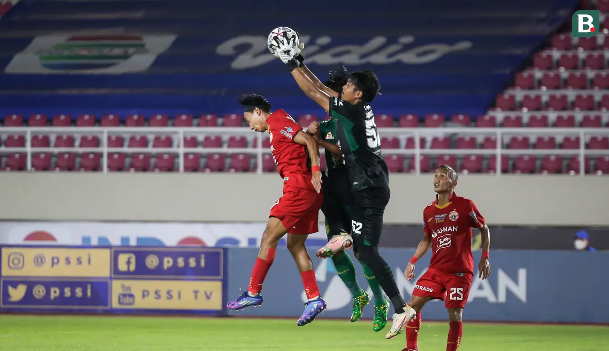 Ancaman pertama laga ini baru lahir pada menit ke-15 dari Persija. Umpan silang yang dikirim Marco Motta dari sayap kanan disundul oleh Simic tapi masih mampu ditangkap kiper Andhika Ramadhani. (Bola.com/Bagaskara Lazuardi)