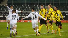 Para pemain Borussia Moenchengladbach merayakan gol keempat ke gawang Borussia Dortmund dalam laga lanjutan Liga Jerman 2020/21 pekan ke-18 di Borussia Park, Jumat (22/1/2021). Moenchengladbach menang 4-2 atas Dortmund. (AFP/Wolfgang Rattay/Pool)