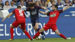 Gelandang Paris Saint Germain, Adrien Rabiot, berusaha melewati dua pemain Les Herbiers pada laga final Piala Prancis di Stade de France, Selasa (8/5/2018). Paris Saint Germain menang 2-0 atas Les Herbiers. (AP/Michel Euler)