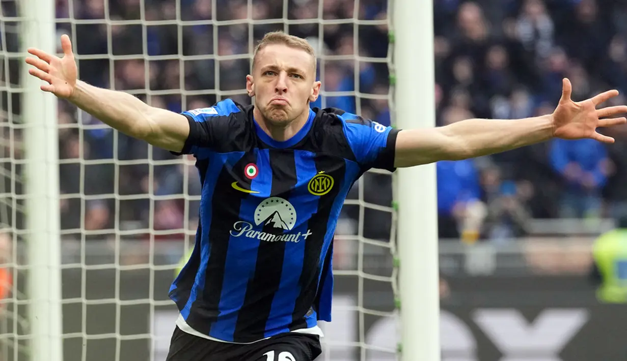 Pemain Inter Milan Davide Frattesi melakukan selebrasi usai mencetak gol ke gawang Hellas Verona pada pertandingan sepak bola Serie A Liga Italia di Stadion San Siro, Milan, Italia, Sabtu (6/1/2024). (AP Photo/Antonio Calanni)