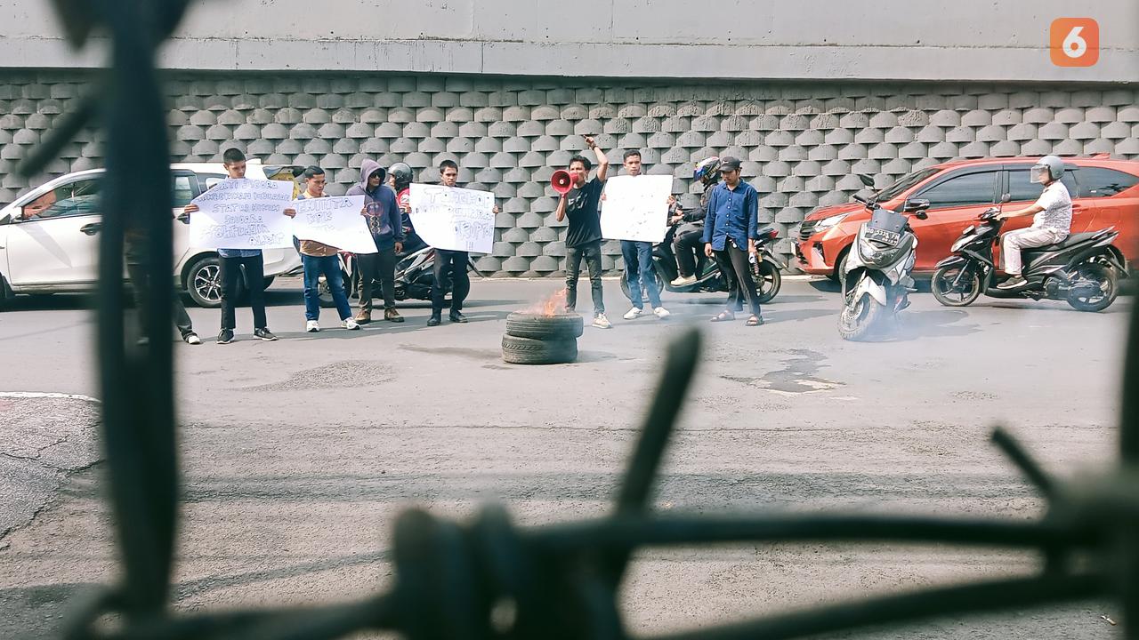 Sejumlah mahasiswa berunjuk rasa di depan Kantor Kejati Sulsel