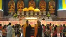 Umat Buddha saat menjalankan ibadah kebaktian uposatha di Vihara Mahavira Graha, Jakarta, Senin (1/6/2015). (Liputan6.com/Andrian M Tunay)