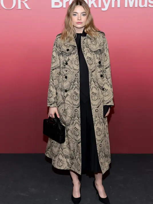 Kristine Froseth mengenakan kemeja dan rok katun hitam Dior Spring-Summer 2024.
Dia juga mengenakan tas dan sepatu Dior. [Dior]