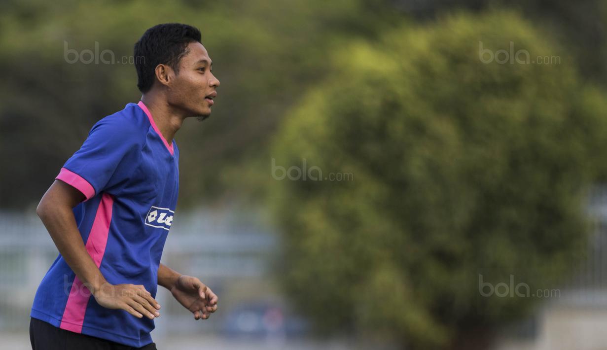 Gelandang Selangor FA, Evan Dimas, berlari saat latihan di Lapangan SUK, Selangor, Sabtu (3/2/2018). Selangor FA bersiap jelang laga perdana Liga Super Malaysia melawan Kuala Lumpur FA. (Bola.com/Vitalis Yogi Trisna)