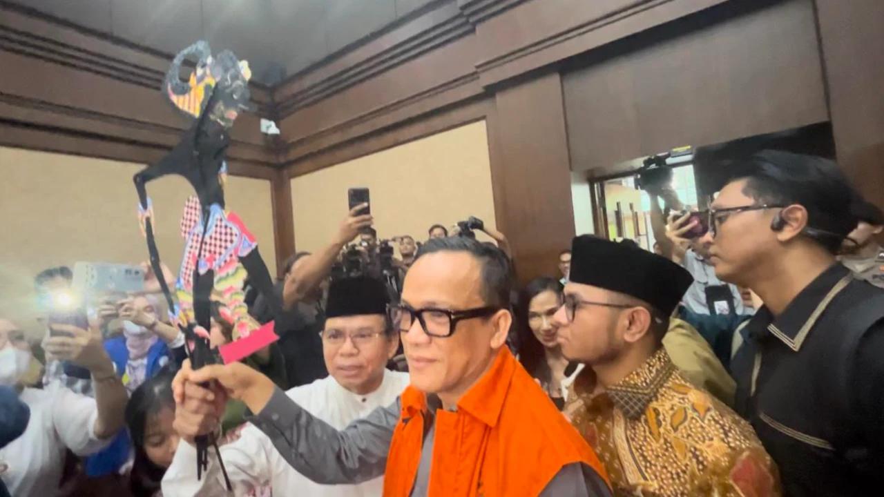 Jelang Putusan, Noel Terima Wayang Bima dari Seseorang