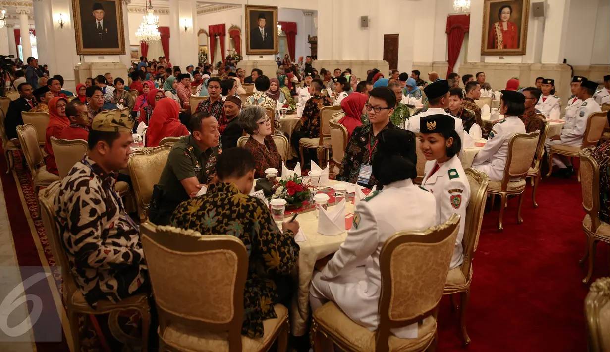Suasana acara silaturahim Presiden dengan Teladan Nasional di Istana Negara, Jakarta, Kamis (18/8). Presiden berharap para teladan nasional dapat menjadi contoh bagi sesama. (Liputan6.com/Faizal Fanani)
