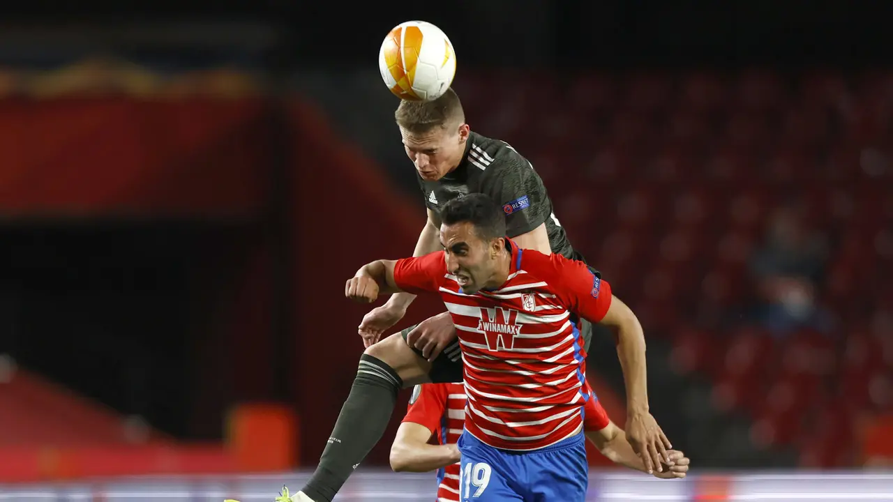 FOTO: Manchester United Pijakkan Satu Kaki di Semifinal usai Menang 2-0 di Kandang Granada - Scott McTominay; Angel Montoro