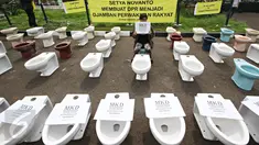 Anggota Aliansi Seniman Jakarta menggelar aksi yang dinamakan “Aksi Djamban DPR” di depan gedung DPR RI, Jakarta, Kamis (3/12). Aksi ini menyindir kasus “Papa Minta Saham” yang dilakukan Ketua DPR RI Setya Novanto. (Liputan6.com/Immanuel Antonius)
