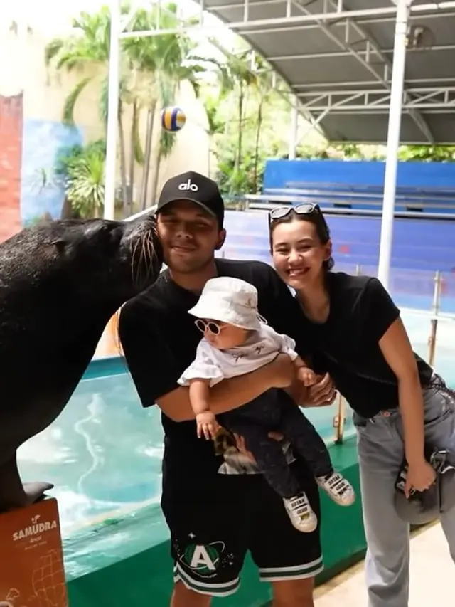 6 Potret Tampilan Aaliyah Massaid saat Momong Ameena-Azura, Dipuji Aura Keibuan Terpancar