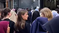 Takjil Gratis Masjid Jogokaryan Mulai Dilirik Turis Asing yang Ikut Antre karena Penasaran. (Dok: TikTok&nbsp;@sigitiwans)