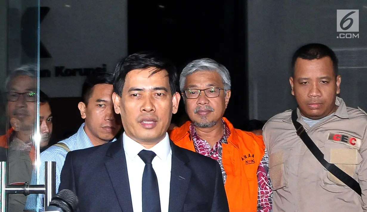 Gubernur Sulawesi Tenggara Nur Alam usai menjalani pemeriksaan di gedung KPK, Jakarta, Rabu (5/7). (Liputan6.com/Helmi Afandi)