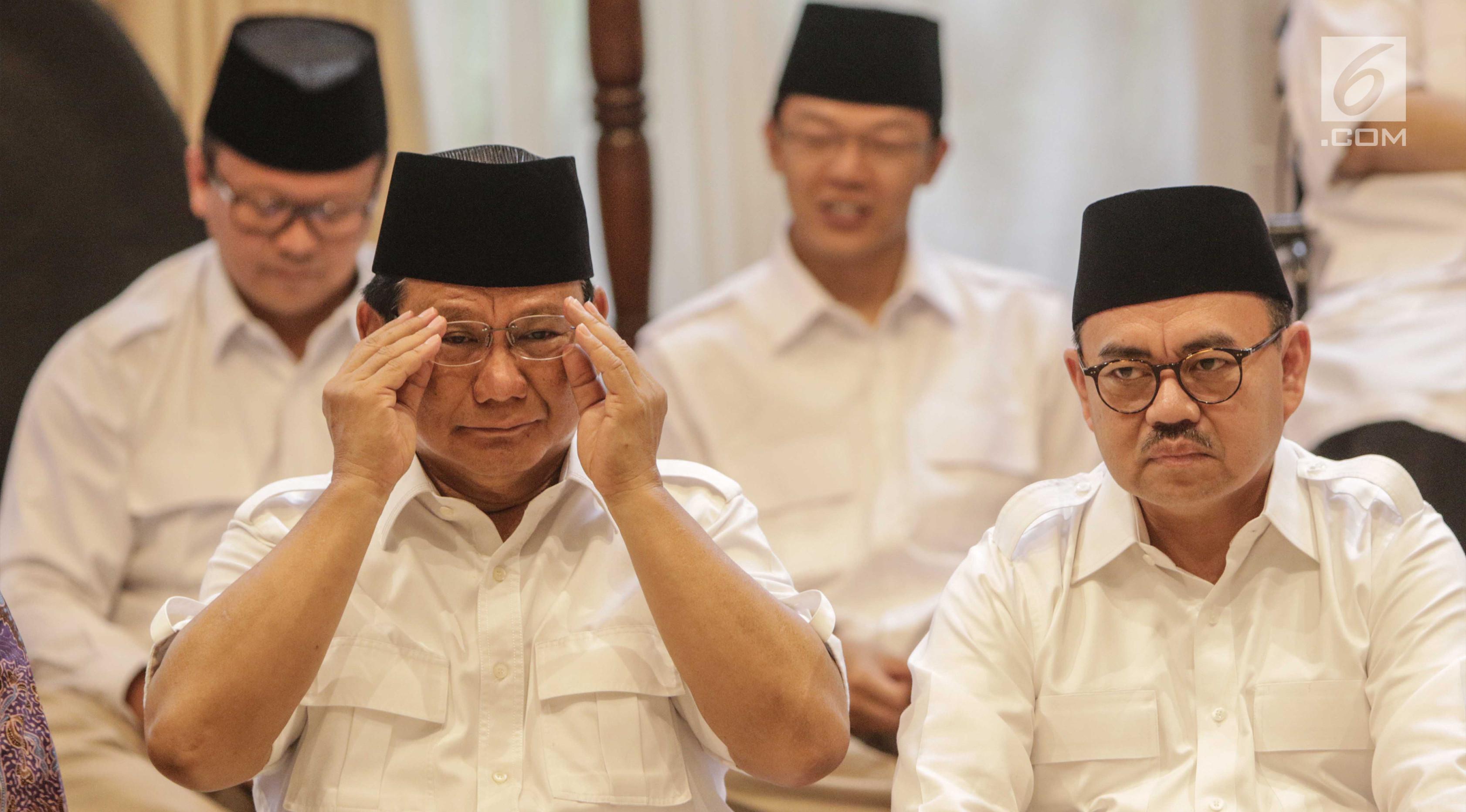 Ketua Umum Partai Gerindra Prabowo Subianto (kiri) didampingi Sudirman Said saat pengumuman calon Gubernur Jawa Tengah di Rumah Kertanegara, Jakarta, Rabu (13/12). (Liputan6.com/Faizal Fanani)