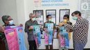 Ka.Puslitbang Kemenkes Doddy Izwardy, Presdir Roche Indonesia Ait-Allah Mejri, Bupati Manggarai Barat Agustinus Ch. Dula, Wakil Komisi IX DPR Melkiades Laka Lena dan Lead Strategist 1000 Days Fund Zack Peterson, saat peresmian Stunting CoE di Puskesmas Labuan Bajo (23/11/2020). (Liputan6.com/HO)