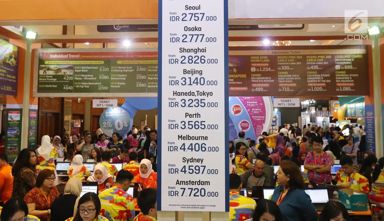 Pengunjung mencari info pemesanan tiket pada pameran Garuda Indonesia Travel Fair 2018 di Jakarta Convention Centre, Jumat (5/10). GATF memberikan kesempatan bagi pengunjung memperoleh tiket dengan potongan harga hingga 80%. (Liputan6.com/Angga Yuniar)