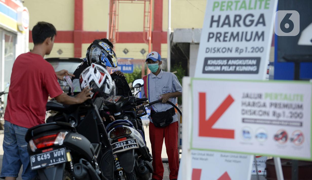Petugas SPBU mengisi bahan bakar jenis pertalite kepada pengguna sepeda motor di Pamulang, Tangerang Seatan, Banten, Senin (21/9/2020). Pertamina memberi diskon harga BBM jenis pertalite di Tangerang Selatan dan Bali, dari Rp 7.650 menjadi Rp 6.450 per liter. (merdeka.com/Dwi Narwoko)